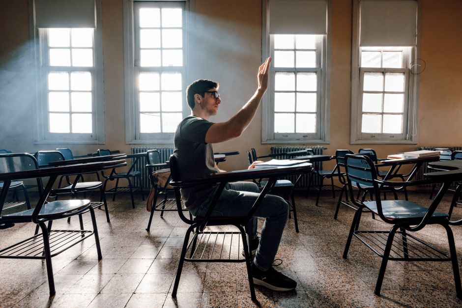 Teilnehmende in einer kleinen Lerngruppe bei einem Programmierkurs in Berlin